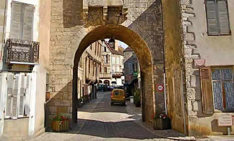 Noyer town gate